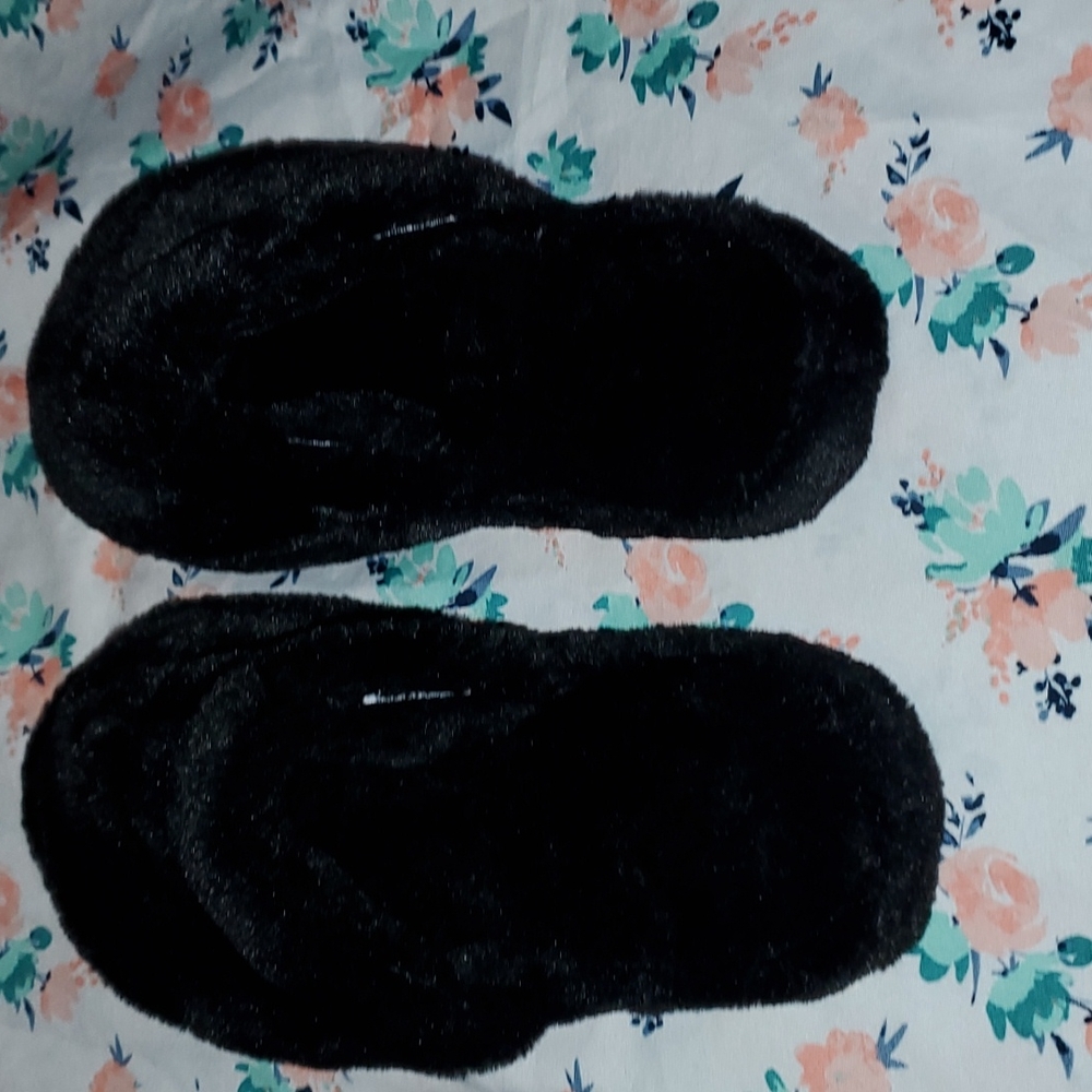 2 pairs of fur slides